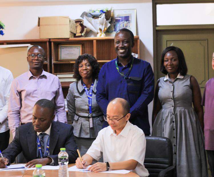 Professor Gabriel Dwomoh, Vice Chancellor of Kumasi Technical University (left), and Professor Su Zibo, Chinese Director of the Confucius Institute at KNUST (right), sign the Memorandum of Understanding to establish a Teaching Centre at KsTU, 