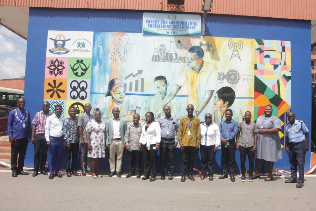 the Vice-Chancellor infronts of the mural with other senior member